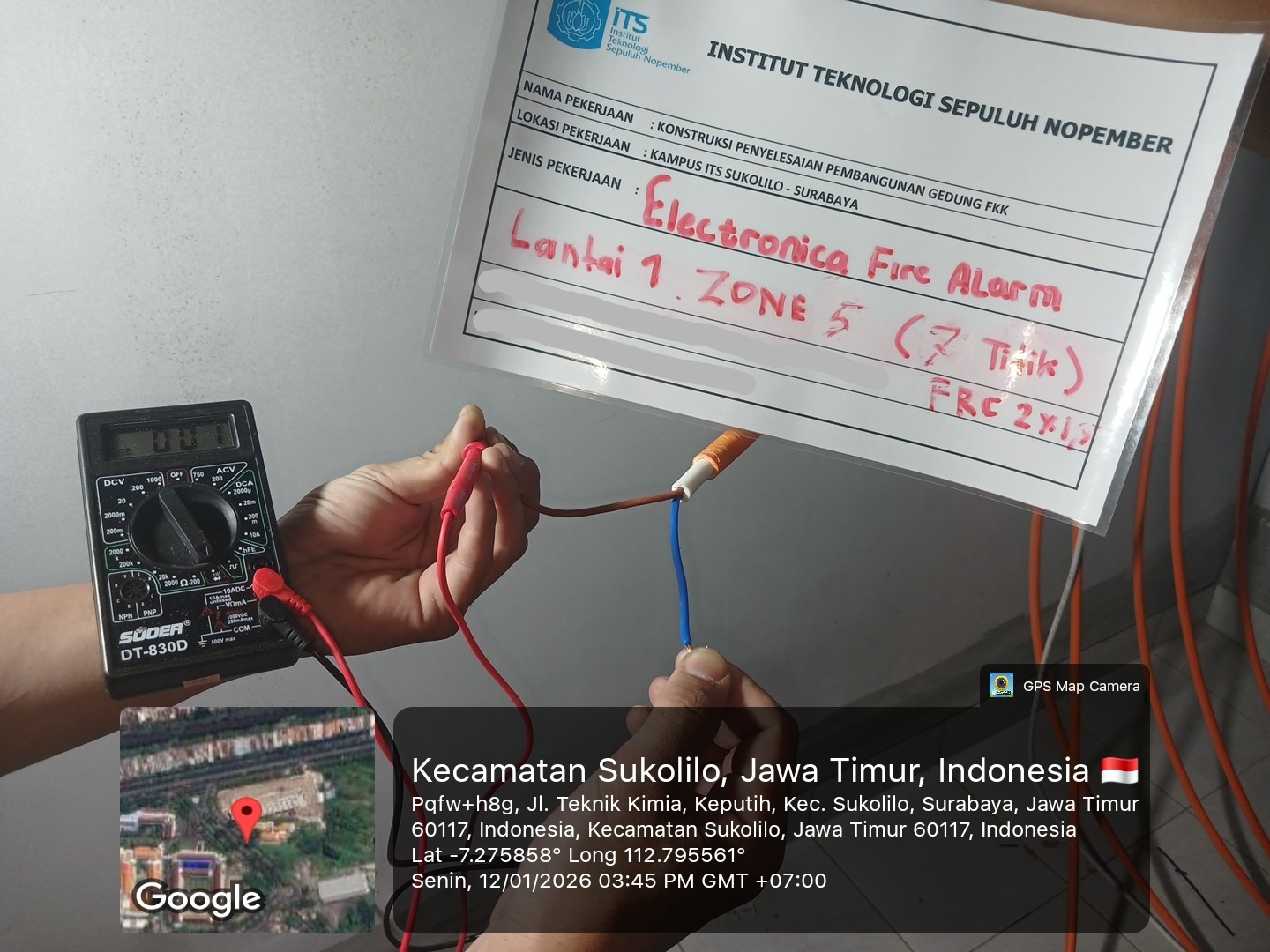 Inspeksi lapangan dengan multimeter